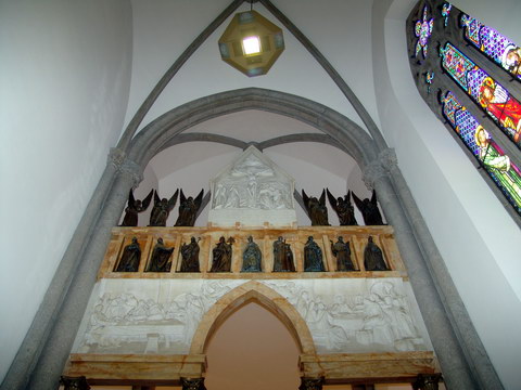 Detalhe da parte superior do altar da pequena capela